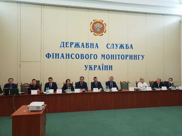 Держслужбовець-мільйонер попри борги взяв кредит аби придбати чергове авто