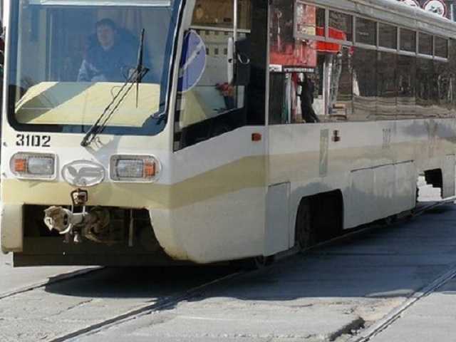 Будет отвечать водитель: сеть возмутило видео с юным «зацепером» в Харькове