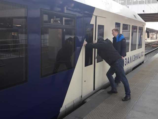 У экспресса из Киева в «Борисполь» сломались двери