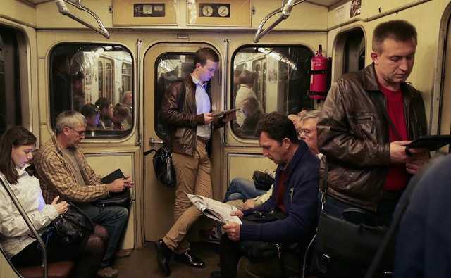 В КГГА хотят изменить правила проезда в метро: Запретят есть, пить и петь