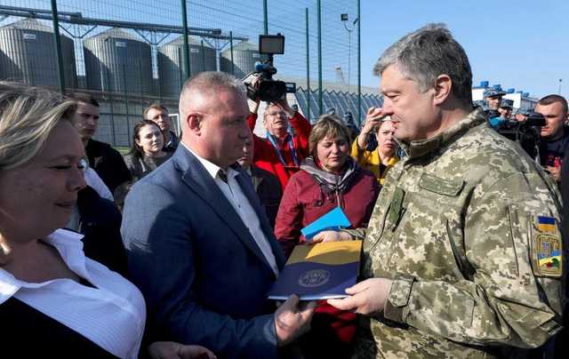 Порошенко наградил захваченных РФ украинских моряков