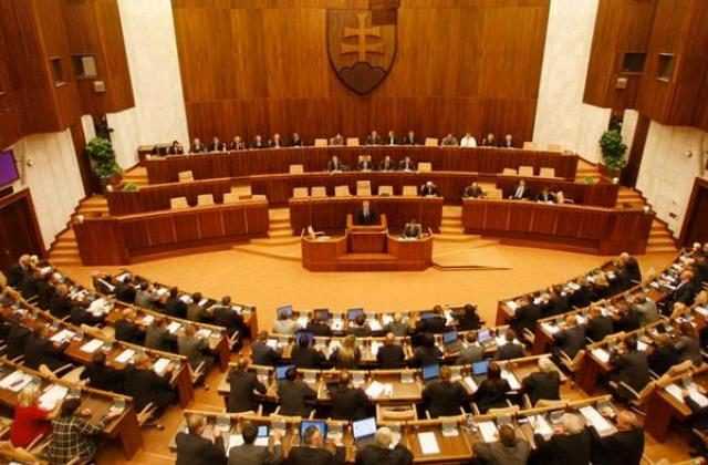 В Словакии парламент ошибочно запретил исполнять гимны других стран