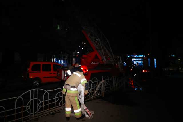 В Киеве на Дружбы Народов горел балкон 5-этажки