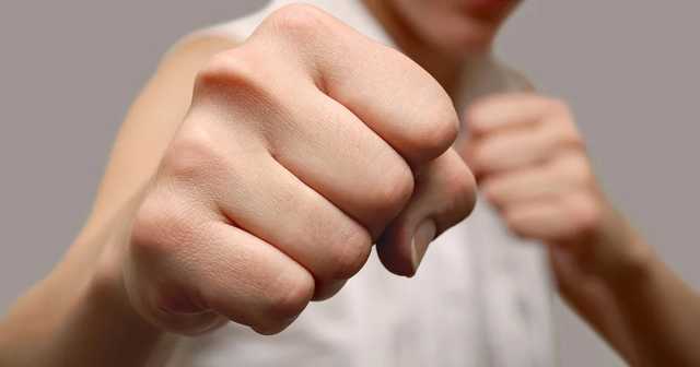 В Запорожье мужчина избил сотрудниц энергокомпаний из-за счета за свет