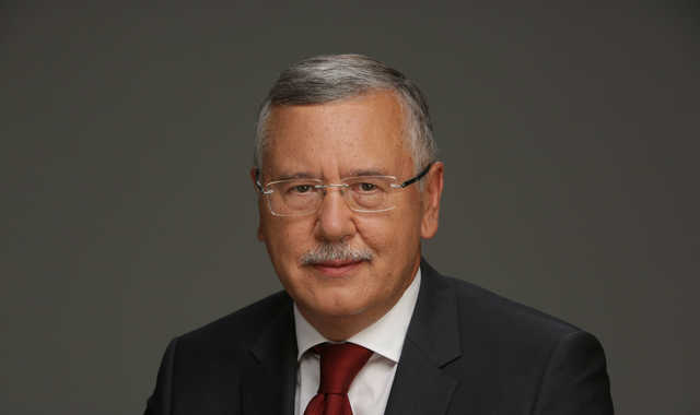 Гриценко о Путине на бордах Порошенко: Страну сознательно раскалывают пополам