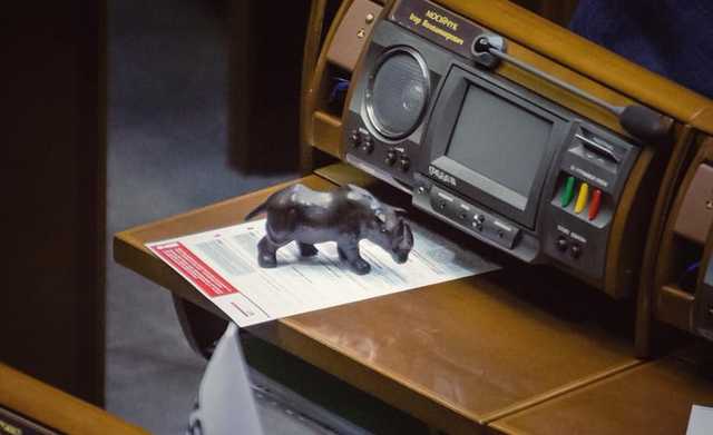 Ляшко подарил Мосийчуку сувенир в виде носорога