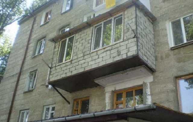 В Киеве будут бороться с незаконными пристройками и балконами: подробности