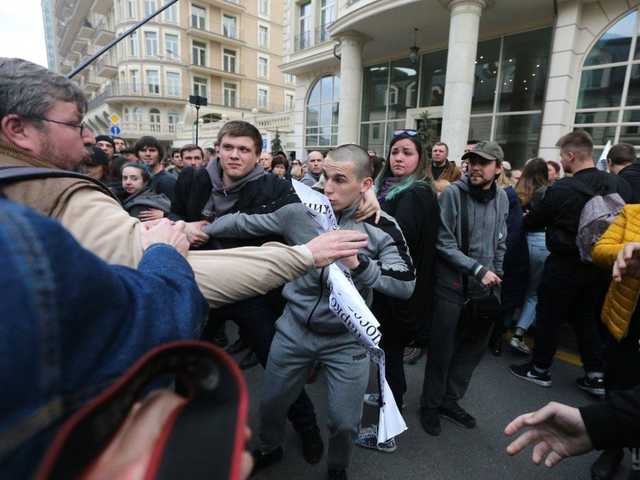 На митинге у офиса Зеленского произошла потасовка