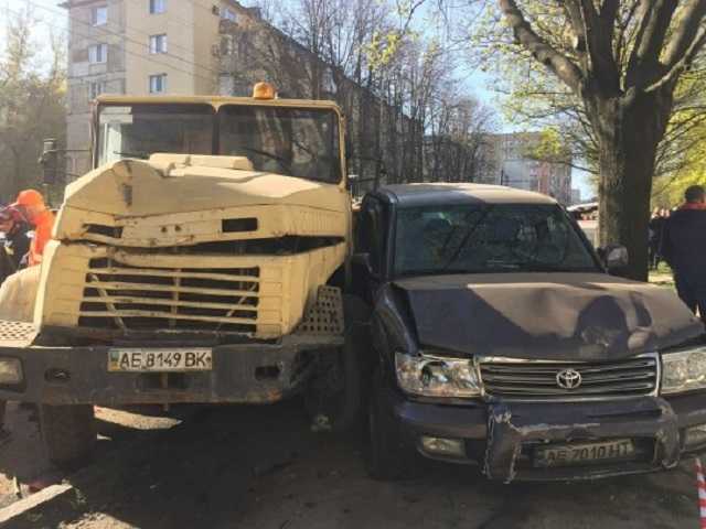 В Днепре грузовик снес 14 автомобилей: фото и видео масштабного ДТП