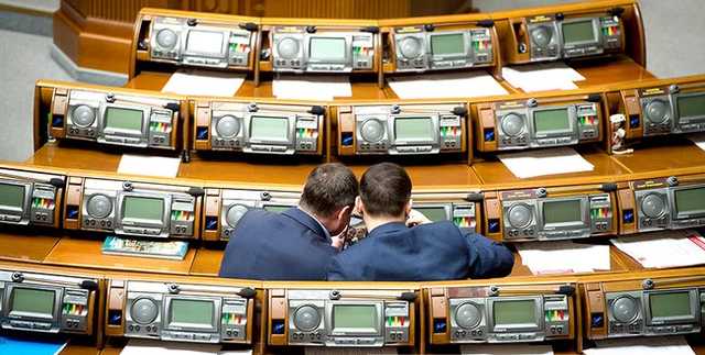 На заседании Рады нардепы решили развлечься селфи с собачками