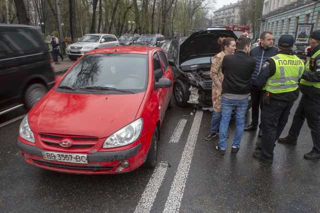 В правительственном квартале Киева произошло ДТП с участием четырех автомобилей, есть пострадавшие