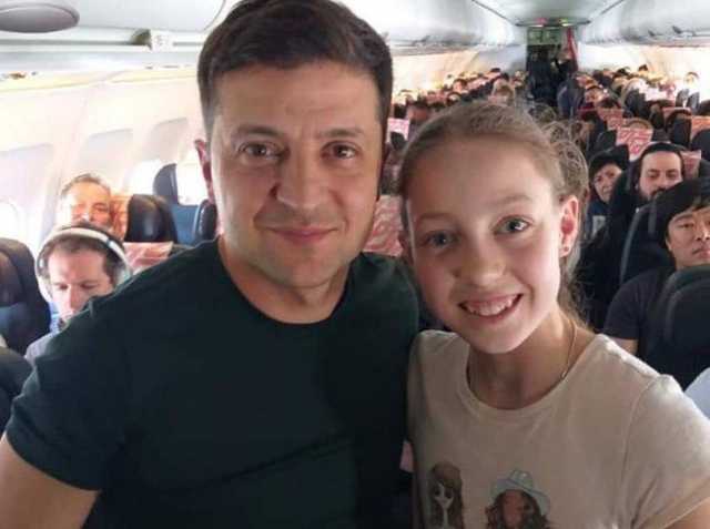 Украинки завалили сеть селфи с Зеленским, который летит к Макрону