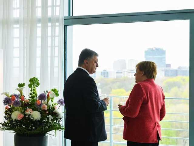 Порошенко в Германии прокомментировал «телефонные дебаты» с Зеленским