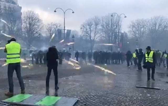 Во Франции полиция применила против "желтых жилетов" водяные пушки и слезоточивый газ