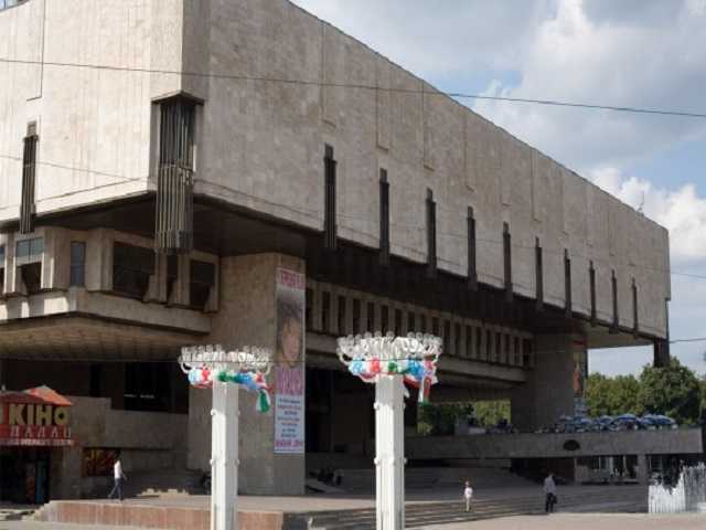 В Харькове во время детской репетиции в театре обвалилась часть потолка