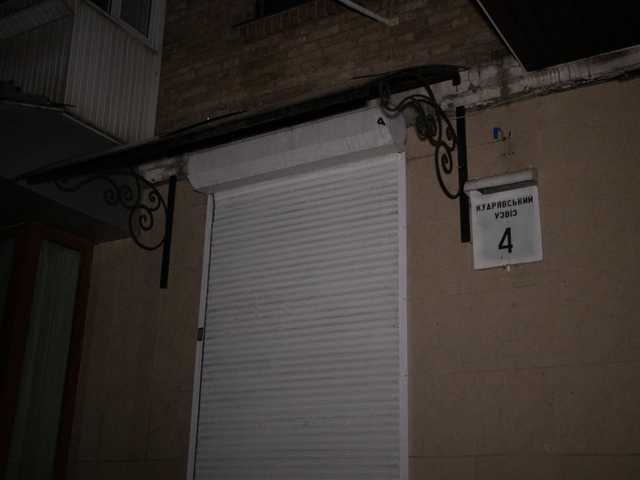 Упал на автомобиль: житель Кудрявского спуска в Киеве выбросился из окна