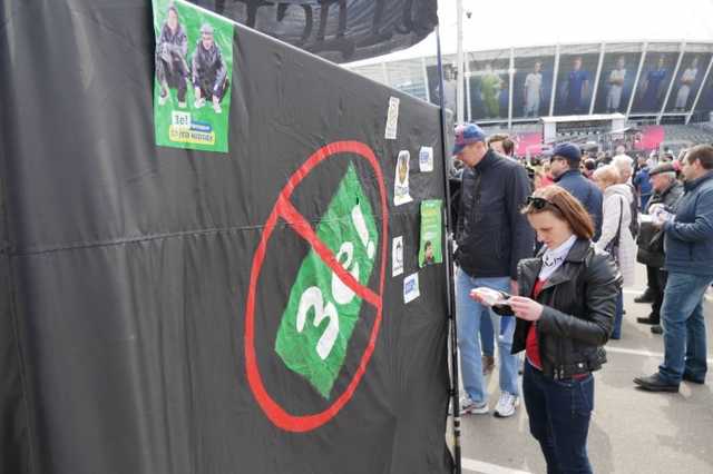 Возле "Олимпийского" собираются сторонники Порошенко