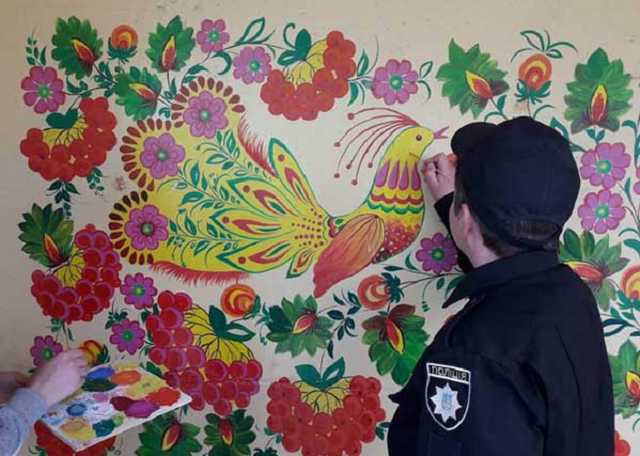 На Днепропетровщине рекламу наркотиков зарисовали «петриковкой»