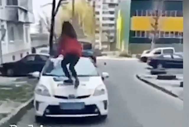 В Ровно 12-летняя школьница станцевала на капоте полицейского авто, ее вычислили