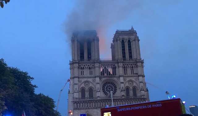 Пожар в Соборе Парижской Богоматери: Загорелась одна из двух башен