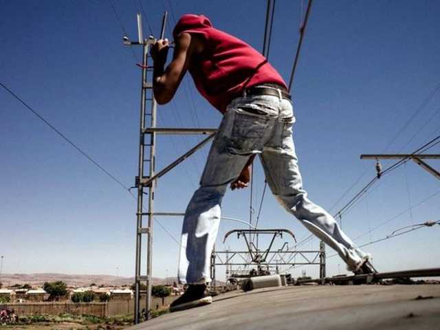 На столичной Дарнице зацепера ударило током