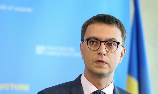 Министр Омелян публично оскорбил Зеленского на своей странице Facebook