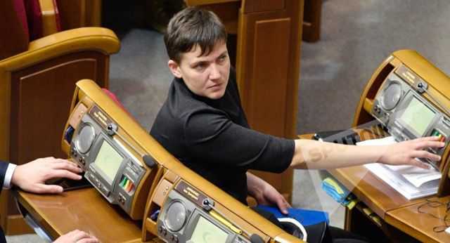 Політолог розповів для чого Порошенку потрібна Савченко