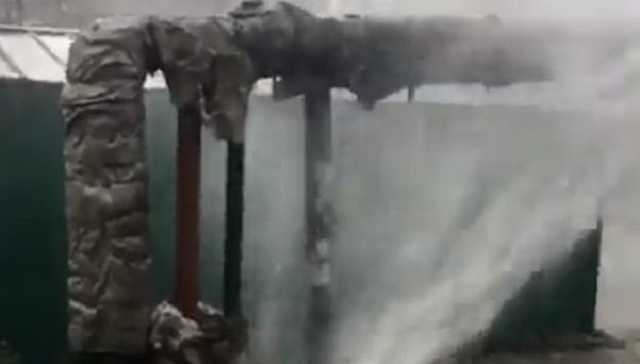 В Одессе прямо из-под земли начал бить огромный фонтан воды