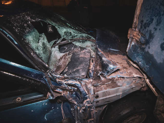 В Киеве на улице Бориспольской водитель такси врезался в «Газель» и скрылся