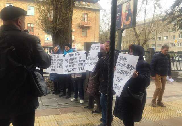 «Крючкова за грати». Суд выбирает меру пресечения для Крючкова под крики митингующих