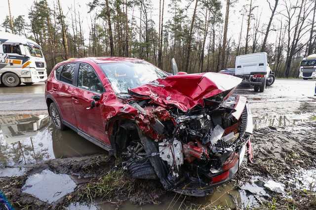 В Киеве Mazda столкнулась с грузовиком и вылетела на обочину