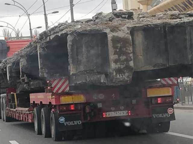 Перевозку огромного фрагмента Шулявского моста увидели киевляне