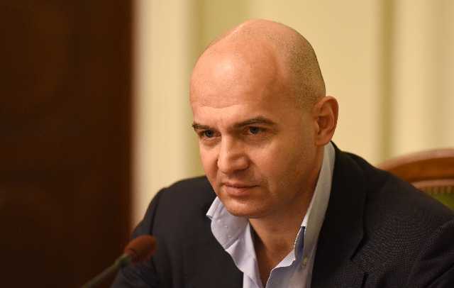 Под Киевом в округе Кононенко заметили неизвестных вооруженных мужчин