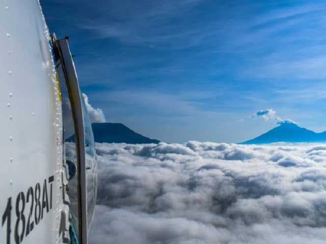 Украинские военные посадили вертолет прямо на действующий вулкан в Африке: невероятные фото