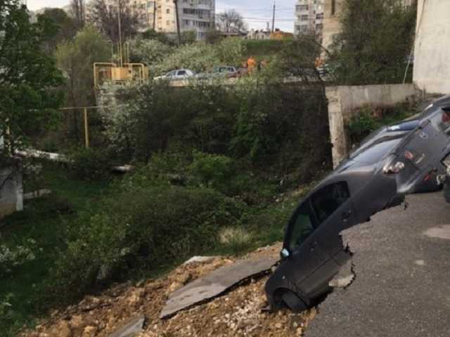 Машины рухнули с обрыва: в оккупированном Крыму новое масштабное ЧП