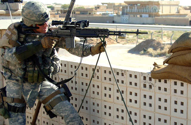 На крыше здания возле "Олимпийского" заметили снайперов: фото