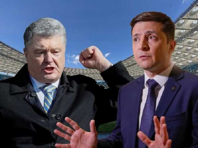 Порошенко пошел на сцену к Зеленскому и пожал ему руку
