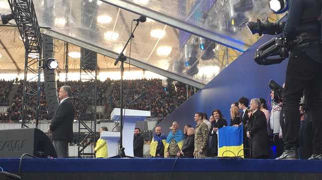 Зеленский задал Порошенко вопросы из интернета