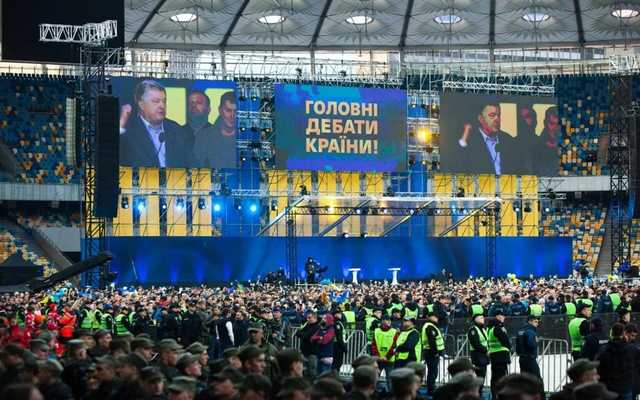 Порошенко vs Зеленский: Чьих сторонников на трибунах “Олимпийского” было больше