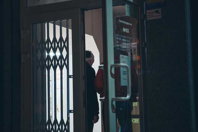 На отделение почты в Днепре преступник с ножом напал на людей