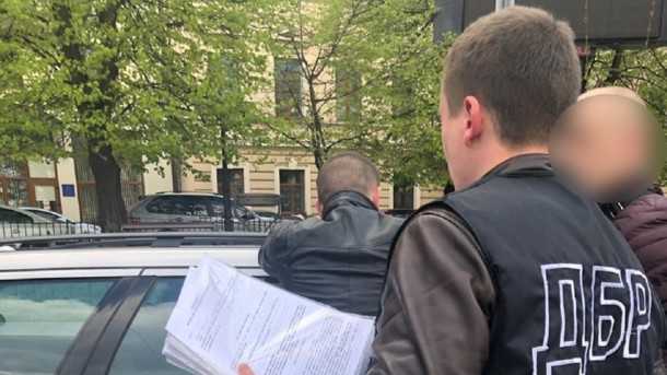 В Черновцах фискала поймали на взятке