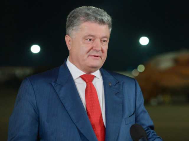 Порошенко перед голосованием на избиркоме пошел в церковь