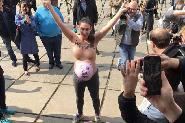 Участница Femen устроила акцию протеста под участком во время голосования Зеленского