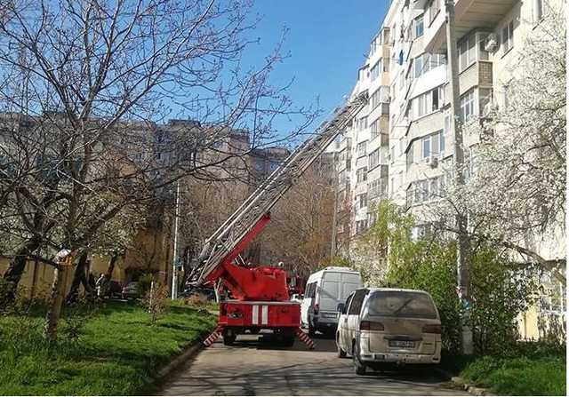 В Одессе женщина, выпав с девятого этажа, осталась жива