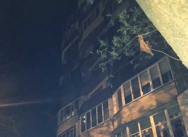 В Киеве из-за курения вспыхнула квартира в многоэтажке: пострадала женщина