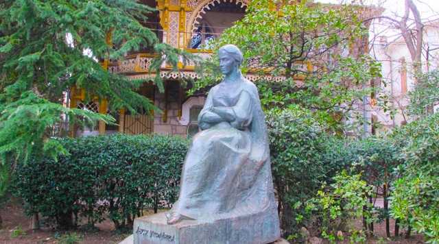 В Евпатории вандалы разгромили памятную доску Леси Украинки