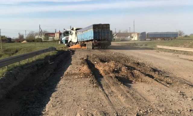 На Николаещине из-за ямы лоб в лоб столкнулись две фуры, есть пострадавшие