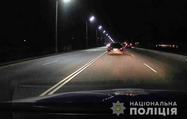 Під Києвом поліція відкрила вогонь по авто на єврономерах