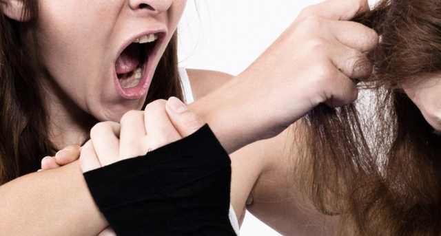 Добивала кулаками: жестокие разборки украинских школьниц попали на видео