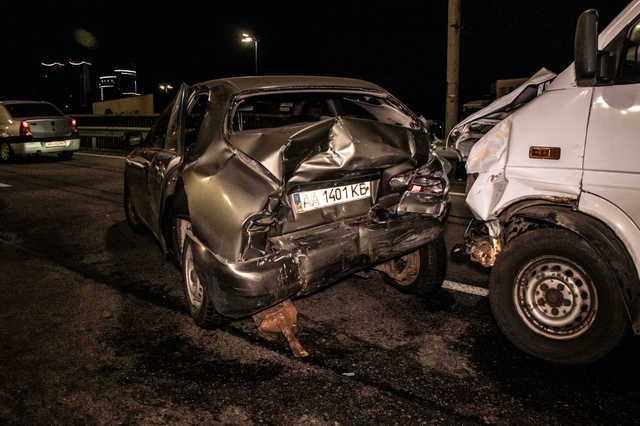 В Киеве на Южном мосту Sprinter влетел в Lanos: одного из водителей госпитализировали